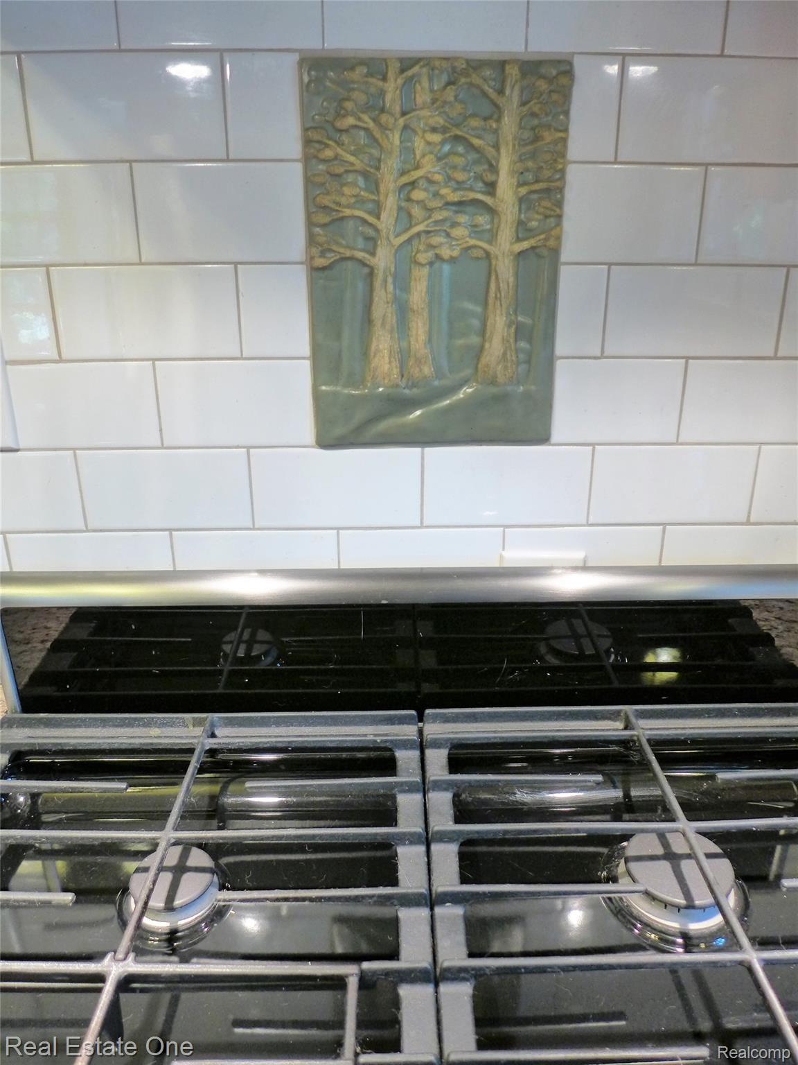 624 Parkdale Avenue Rochester, MI 48307 - Photo 13 of 74 Tile accent over stove