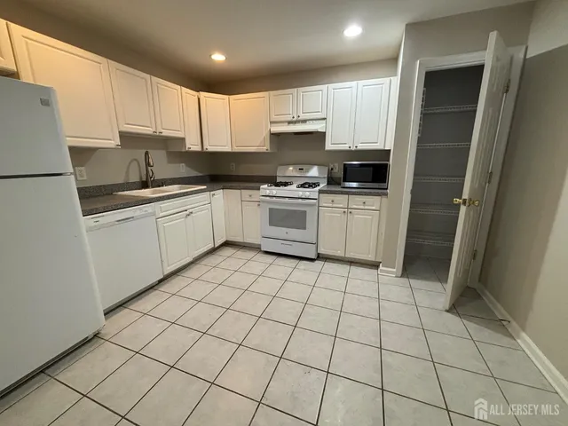 $2,890 | 189 Sunshine Drive, Unit 189, Piscataway, NJ 08854