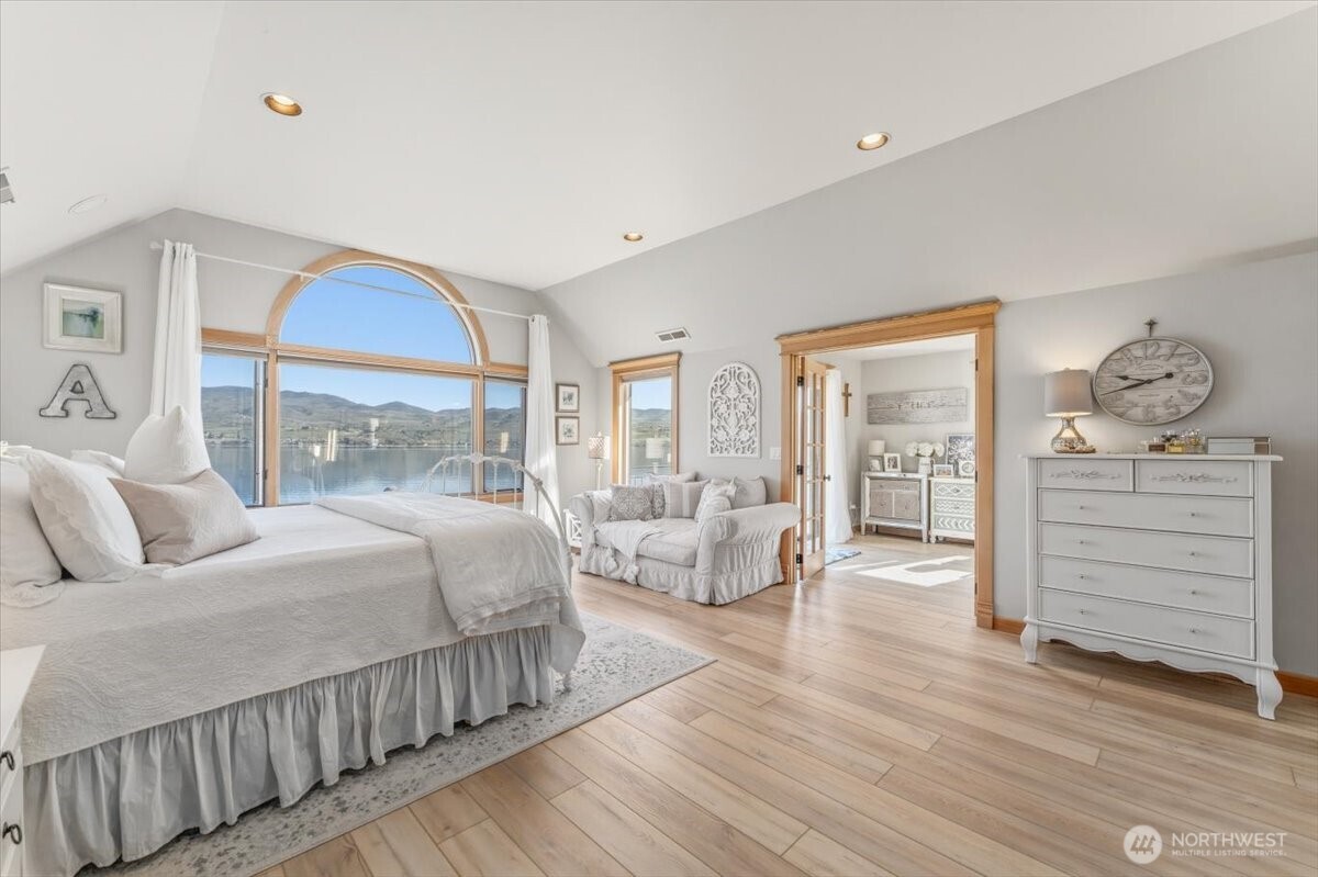 3300 South Lakeshore Road Chelan, WA 98816 - Photo 17 of 40