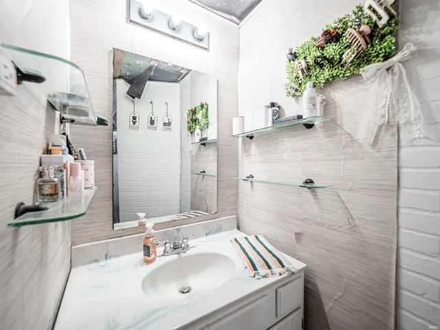 $99,500 | 1210 Walnut Street, Petersburg, IN 47567