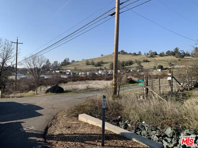 a view of a dry yard