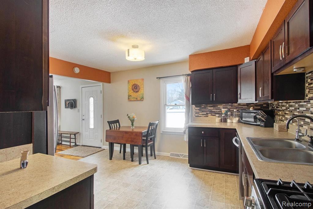 4450 Crosby Road Flint, MI 48506 - Photo 8 of 28