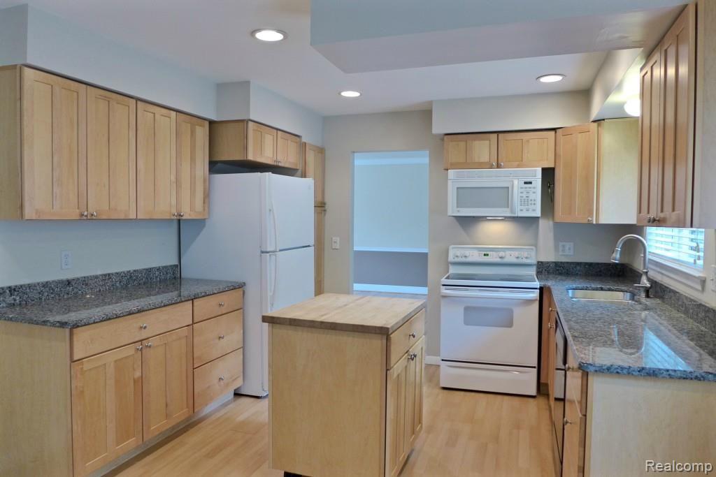 3748 Quarton Road Bloomfield Hills, MI 48302 - Photo 4 of 16 Kitchen View 2