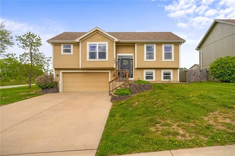 $300,000 | 101 Bridgeport Drive, Smithville, MO 64089