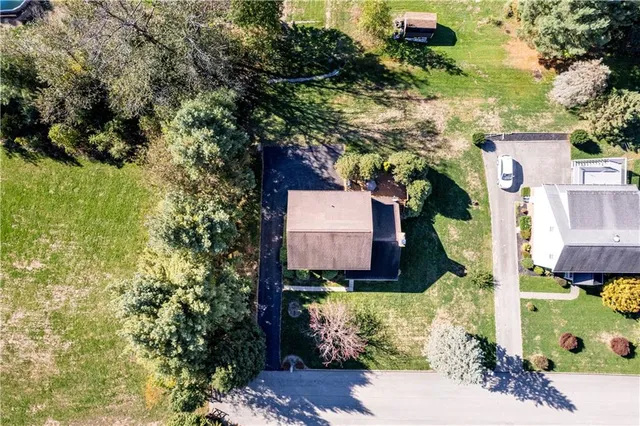 a sign that is sitting on a brick wall