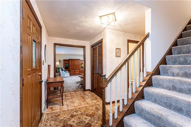 a view of entryway and workspace