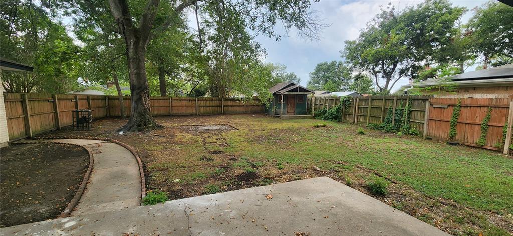 2821 Windy Drive Commerce, TX 75428 - Photo 7 of 25 a backyard of a house with lots of green space