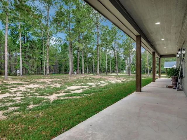 a view of a house with backyard and porch