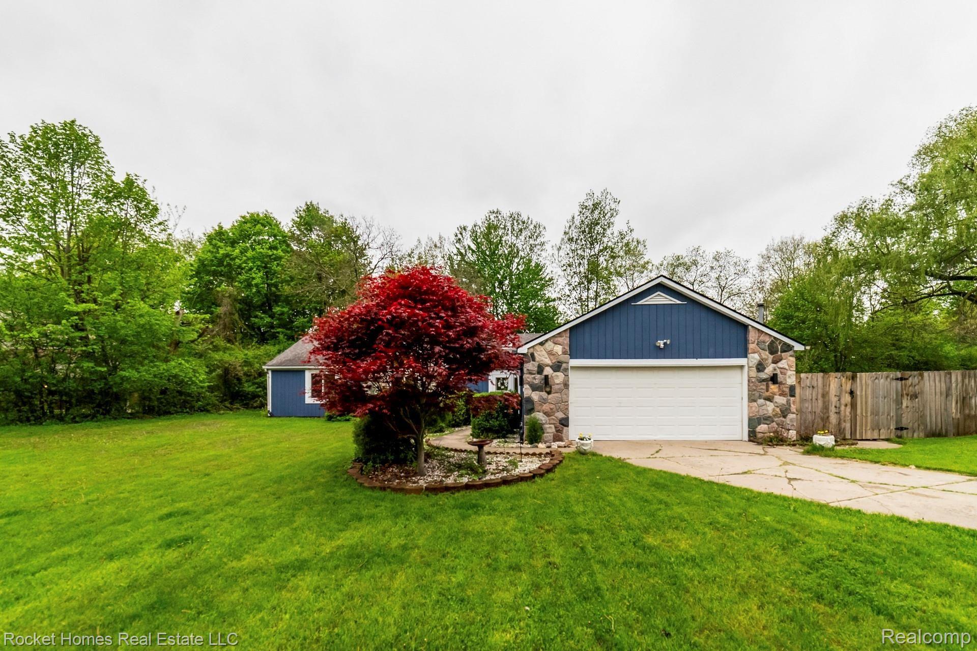 6920 Drake Road West Bloomfield, MI 48322 - Photo 3 of 26 002-photo-front-view-7088861.jpg