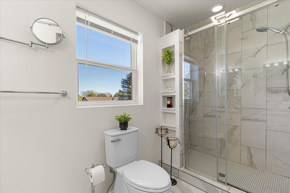 2350 East Sandy Acre Road West Bend, WI 53090 - Photo 25 of 42 Master Bath