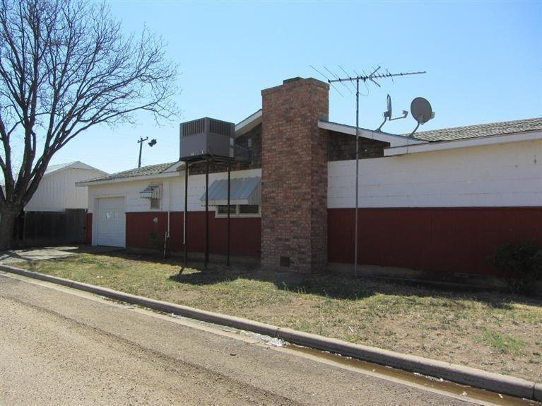 1412 Ave L Ralls, TX 79357 - Photo 2 of 10 a view of a house with a yard and garage