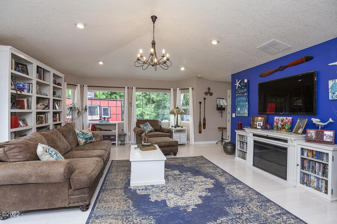 2450 Southwest Fairway Circle Waldport, OR 97394 - Photo 10 of 30 Living Room