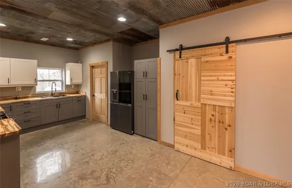 $1,099,900 | 21657 Sawmill Road, Versailles, MO 65084