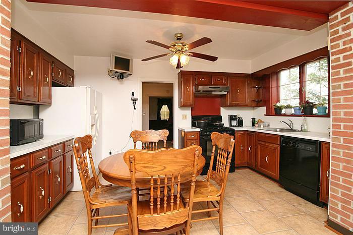 560 Jasontown Road Westminster, MD 21158 - Photo 4 of 29 Kitchen
