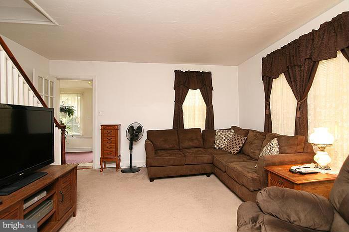 560 Jasontown Road Westminster, MD 21158 - Photo 7 of 29 Living Room