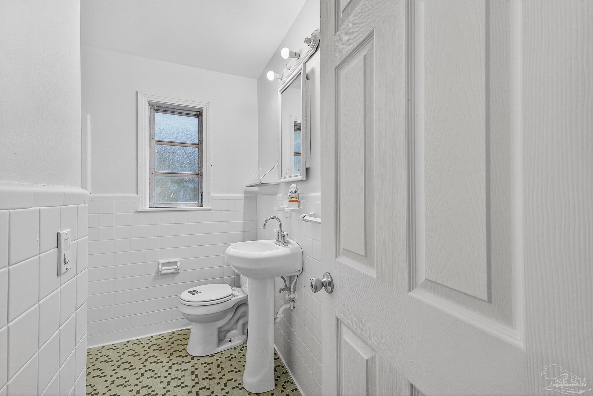 6571 Cedar Street Milton, FL 32570 - Photo 23 of 47 a bathroom with a toilet a sink and a shower