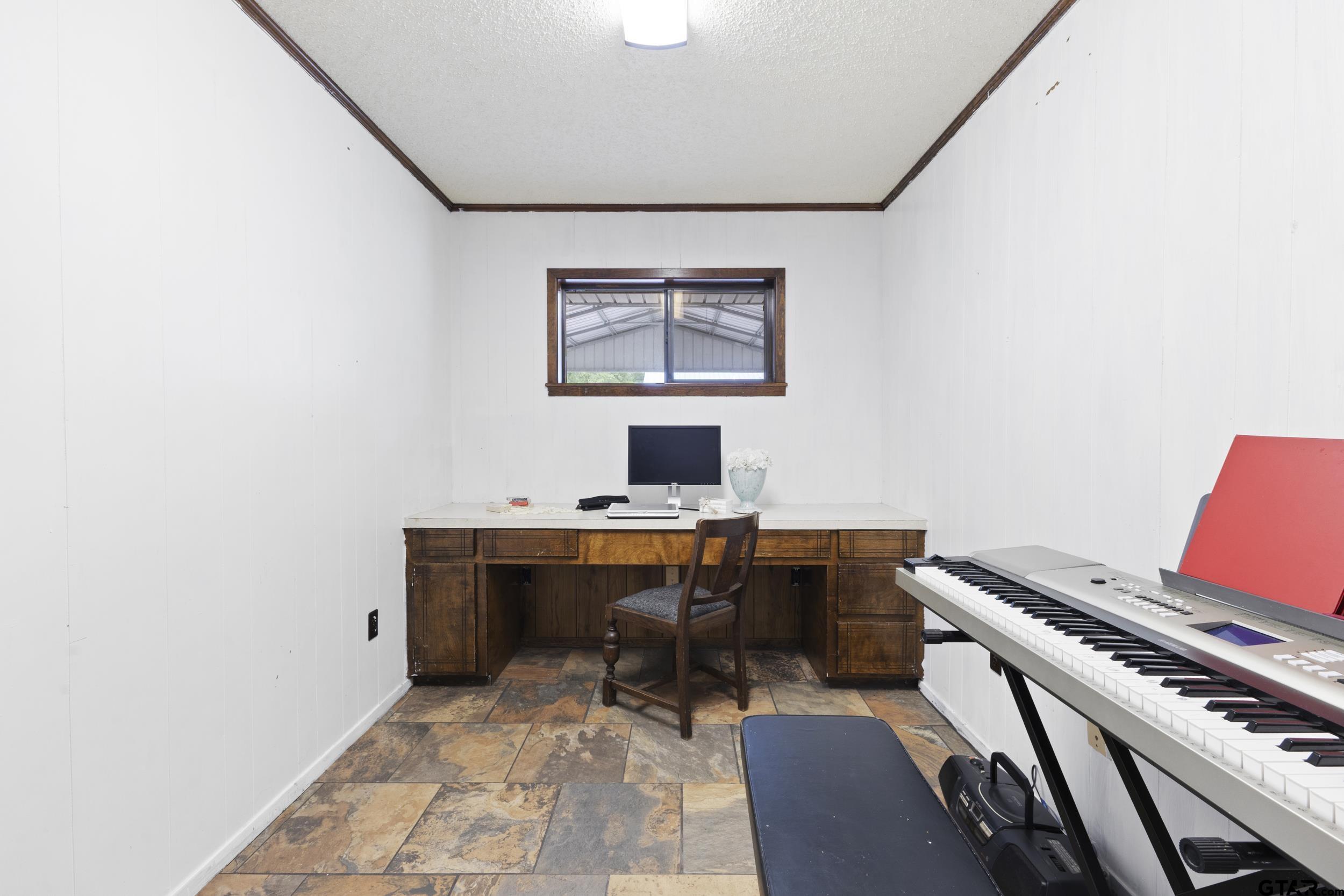 38 Quail Valley Road Mount Vernon, TX 75457 - Photo 27 of 46 a workspace with furniture and rug