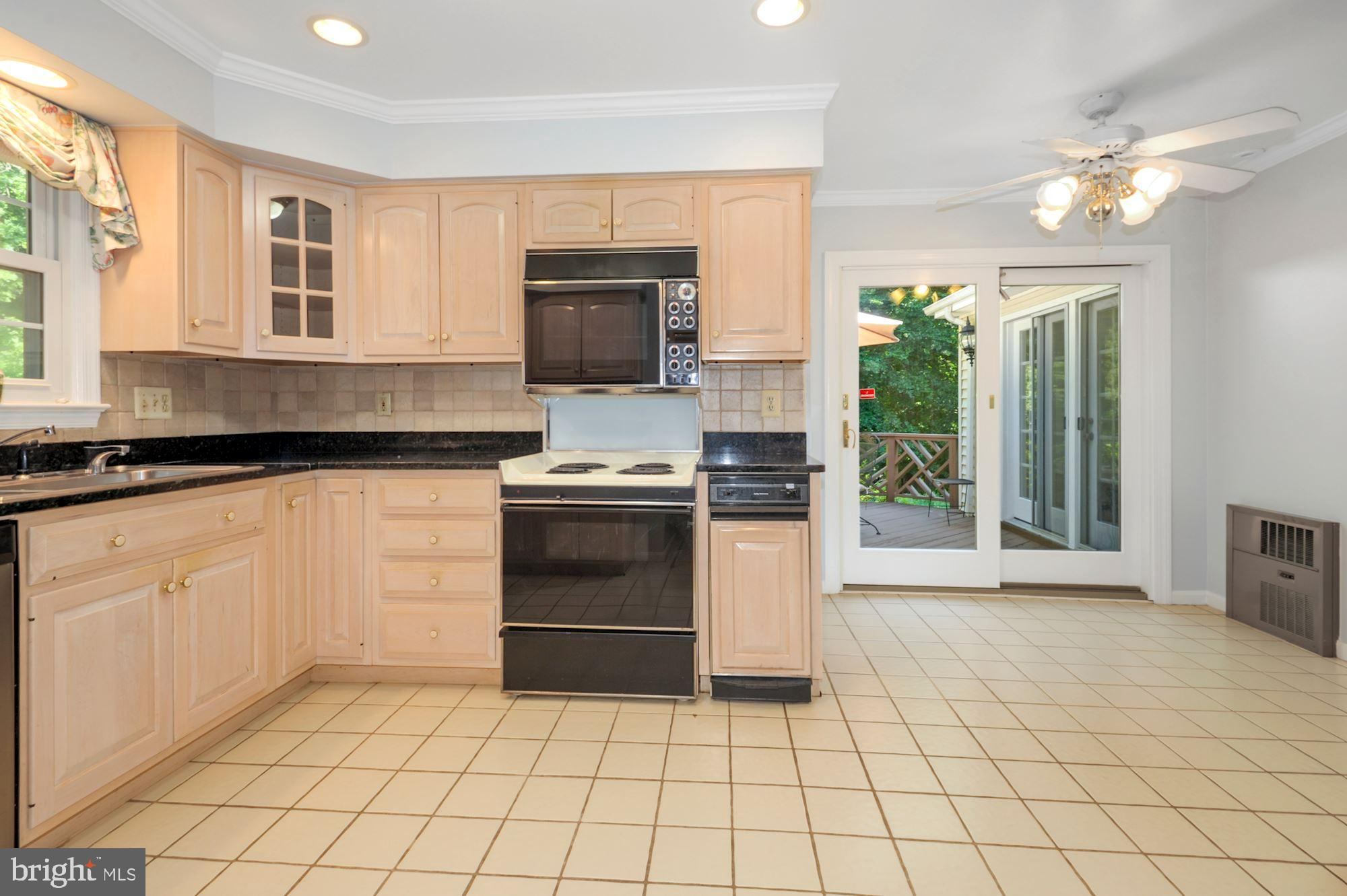 2741 Hill Road Vienna, VA 22181 - Photo 19 of 63 Kitchen with Eat in table space