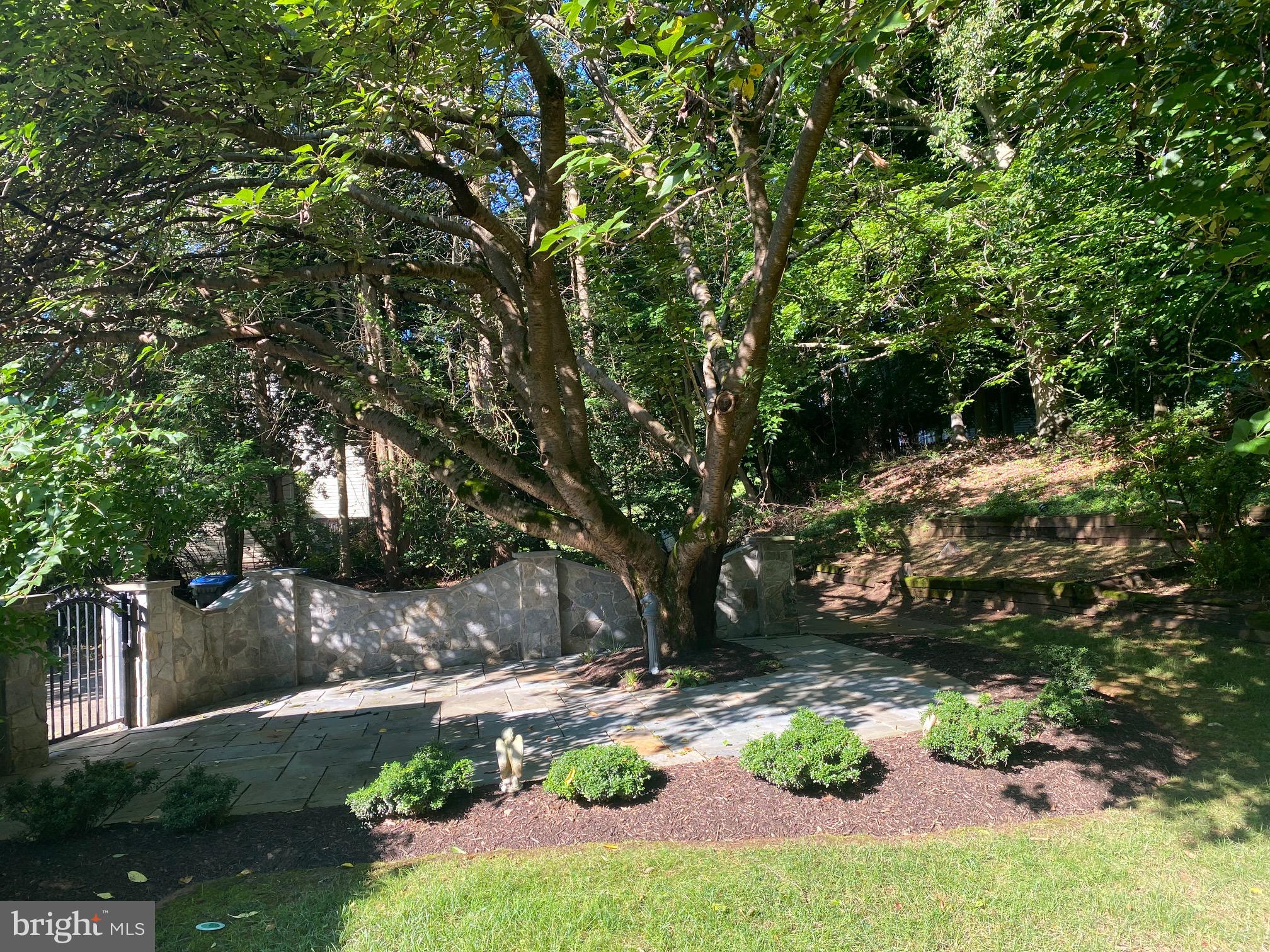 2741 Hill Road Vienna, VA 22181 - Photo 63 of 63 Upper level side yard patio
