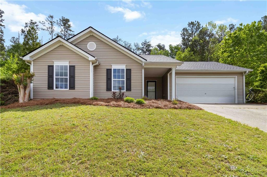 a view of a house with yard and plants