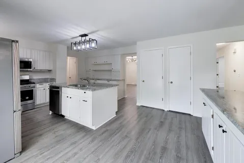 $649,000 | 8 Hampton Court, Mundelein, IL 60060