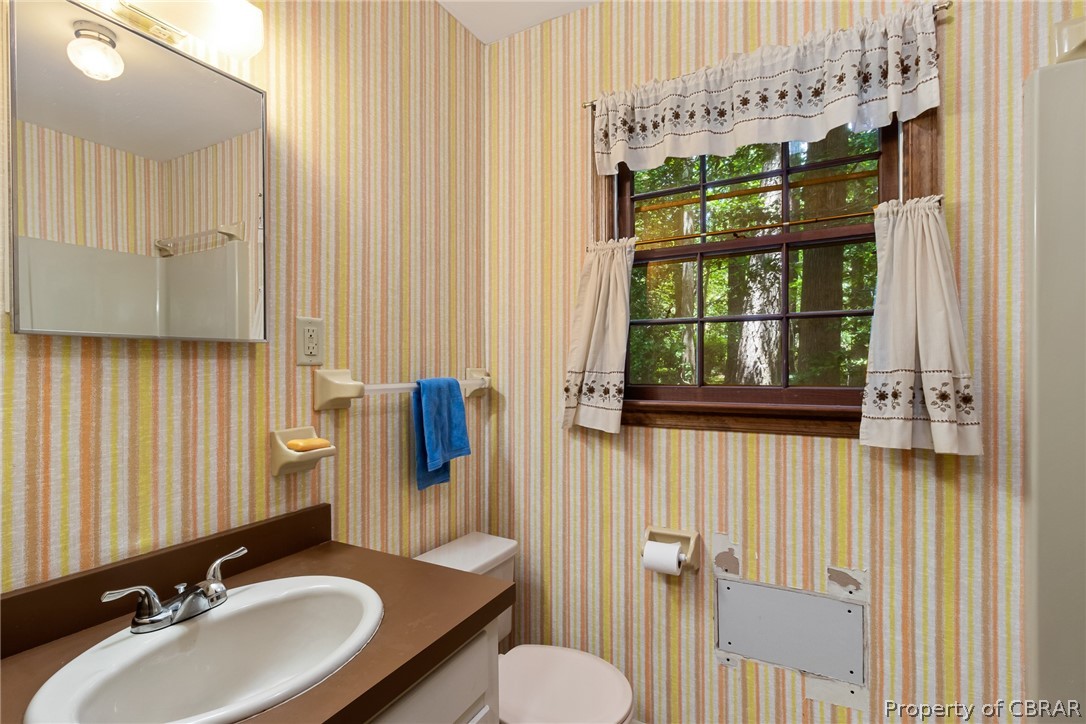 94 Nottingham Drive Reedville, VA 22539 - Photo 20 of 34 First floor bath.