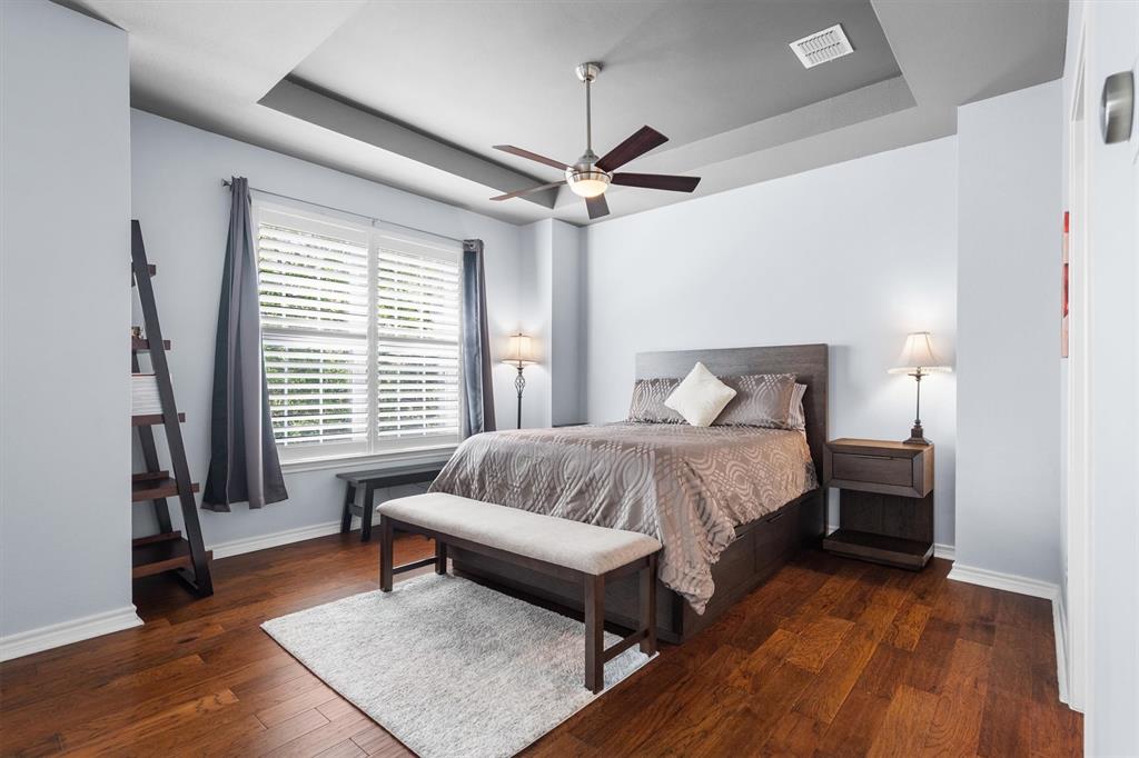 5019 Morris Avenue, Unit 22 Addison, TX 75001 - Photo 21 of 31 a spacious bedroom with a bed and a couch