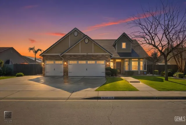 a view of a house with a yard and garage
