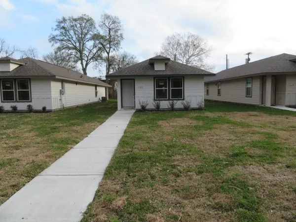 $1,650 | 120 East Ash Street, Angleton, TX 77515