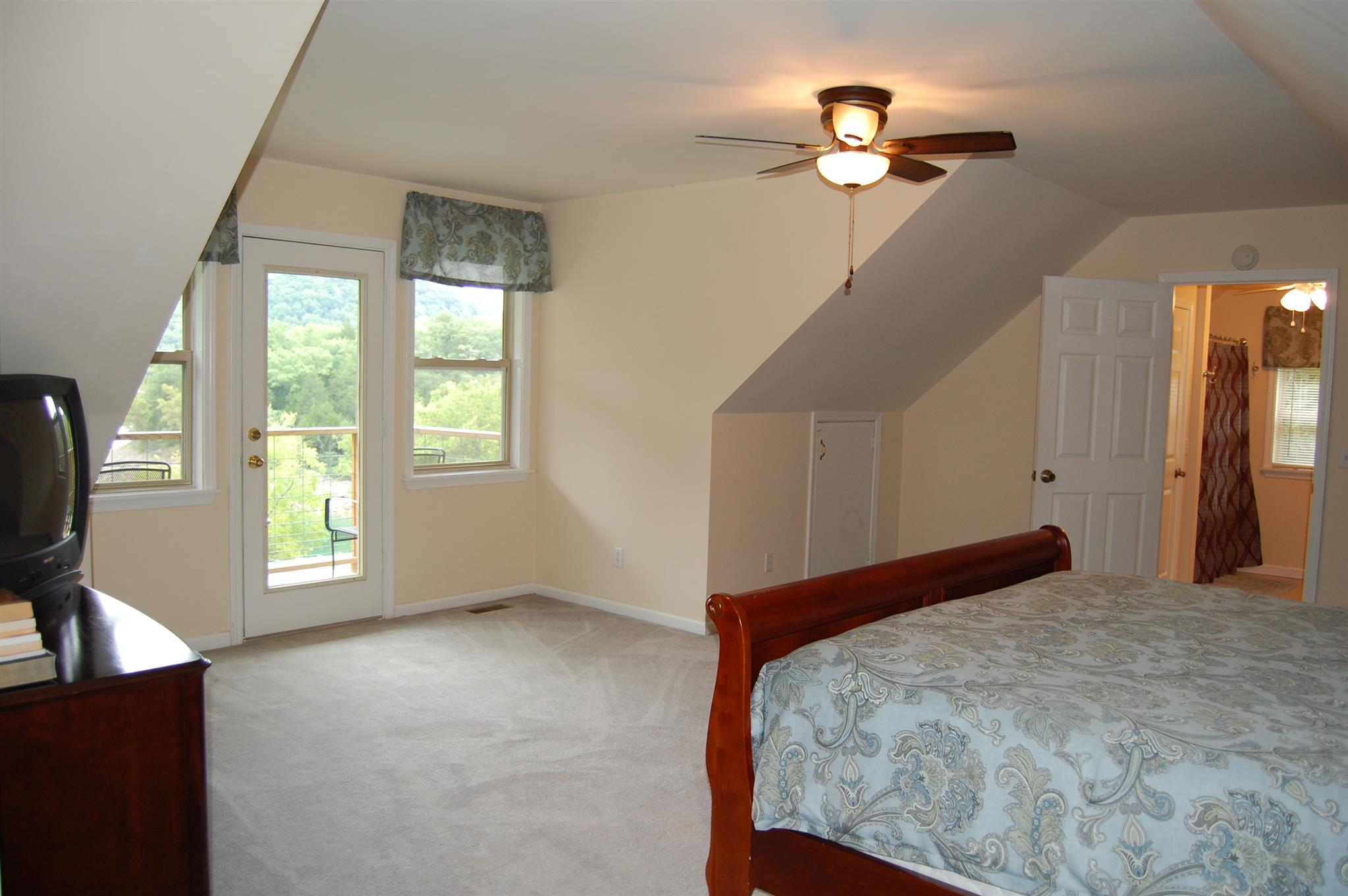 1364 Austin Lake Road Baxter, TN 38544 - Photo 9 of 11 Large Master bedroom & bath