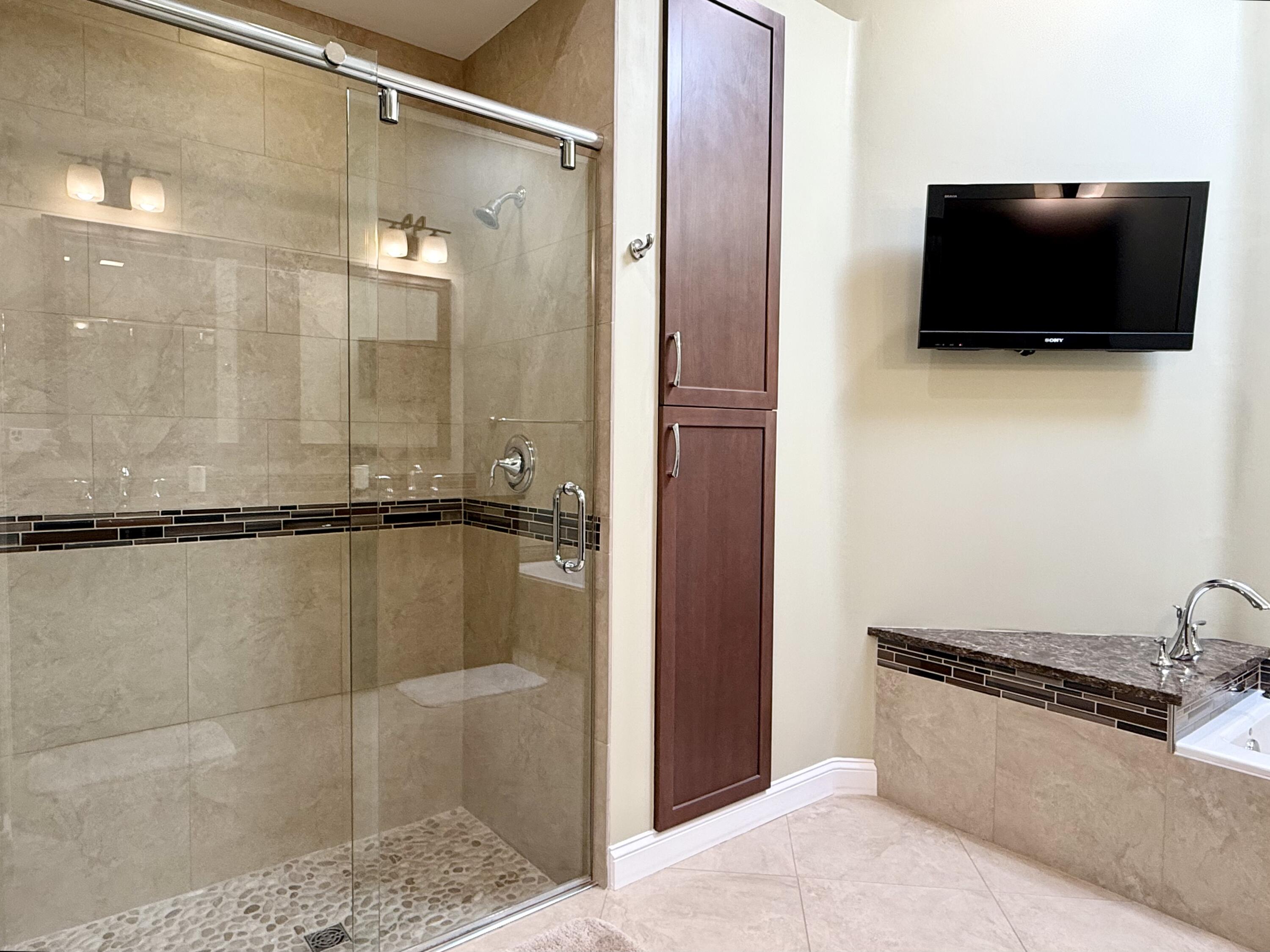 187 Hampton Circle Jupiter, FL 33458 - Photo 41 of 80 Master Bathroom