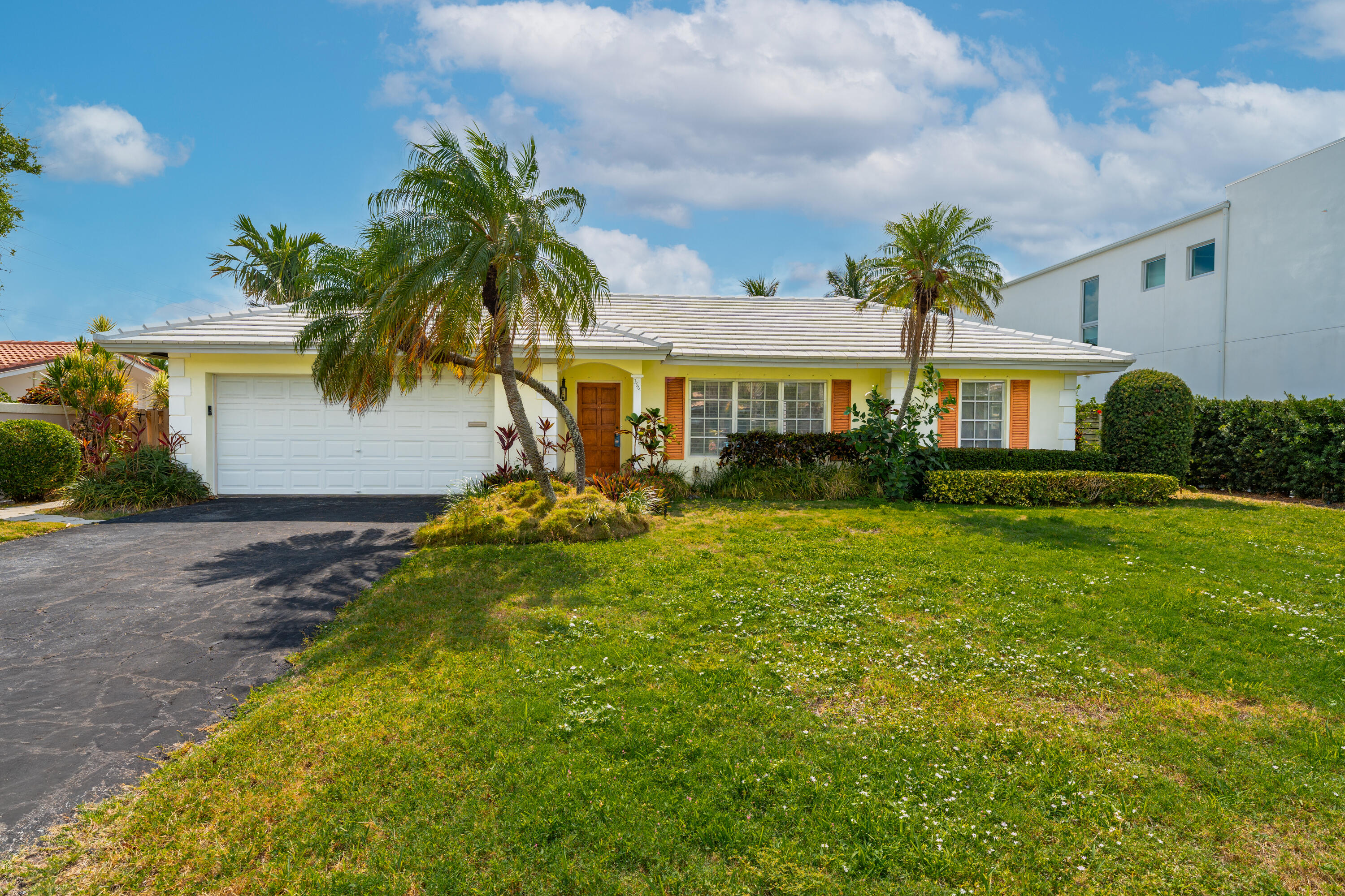 366 Northeast Wavecrest Court Boca Raton, FL 33432 - Photo 2 of 11 Front