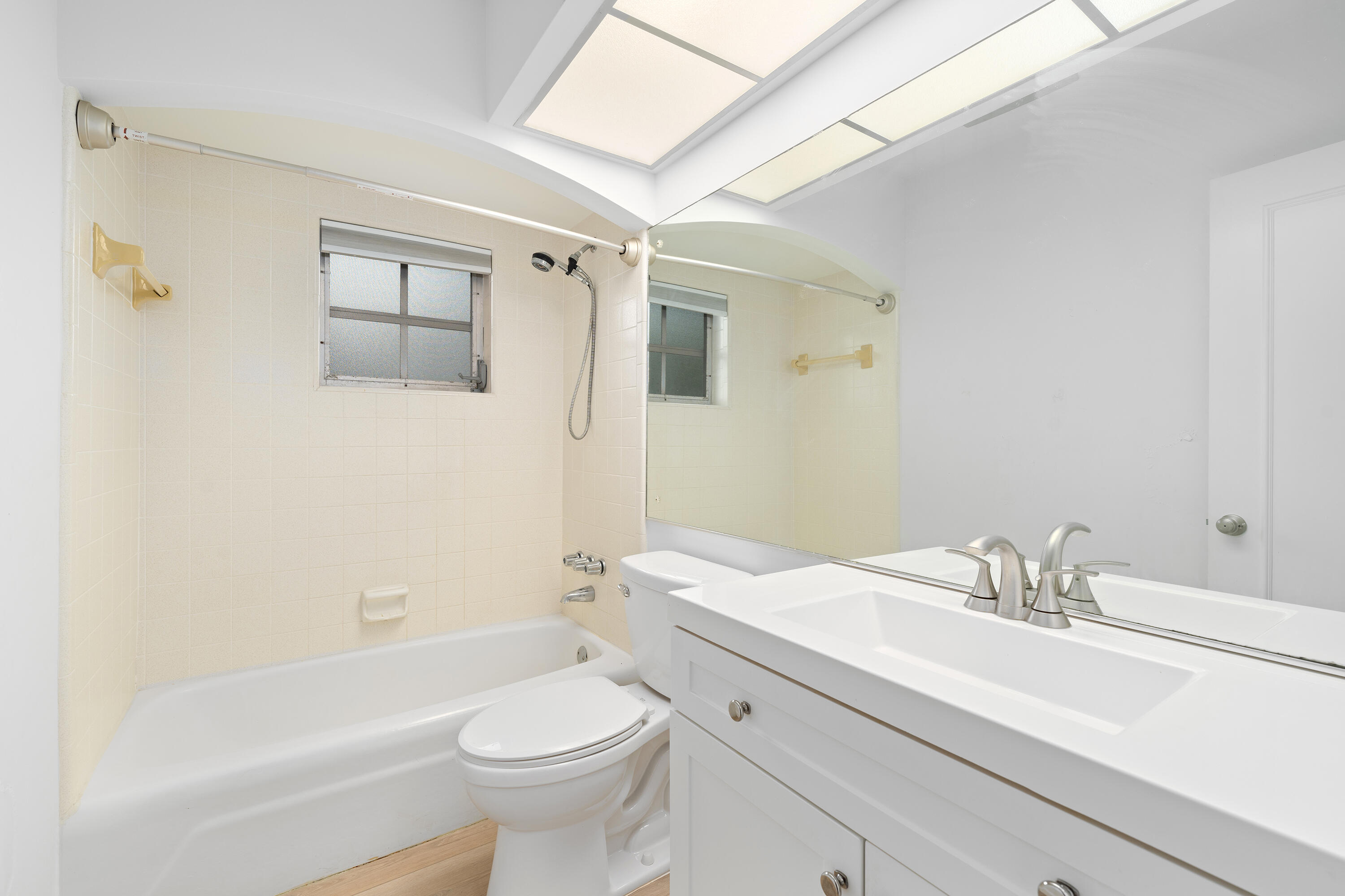366 Northeast Wavecrest Court Boca Raton, FL 33432 - Photo 6 of 11 Bathroom 1