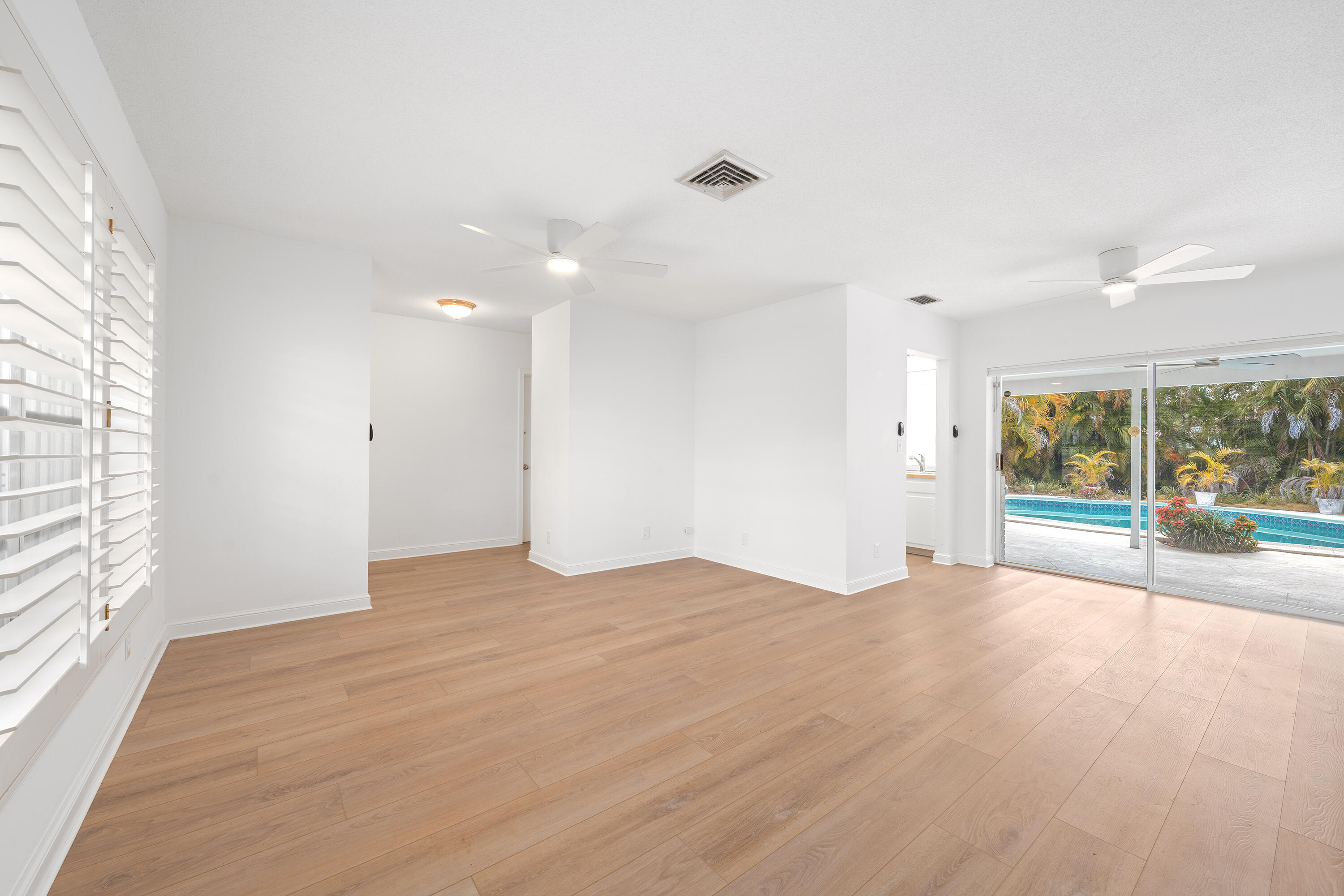 366 Northeast Wavecrest Court Boca Raton, FL 33432 - Photo 8 of 11 Living Room