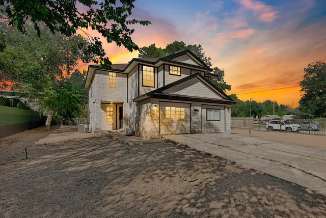 a view of a livingroom with a hardwood floor and a ceiling fan
