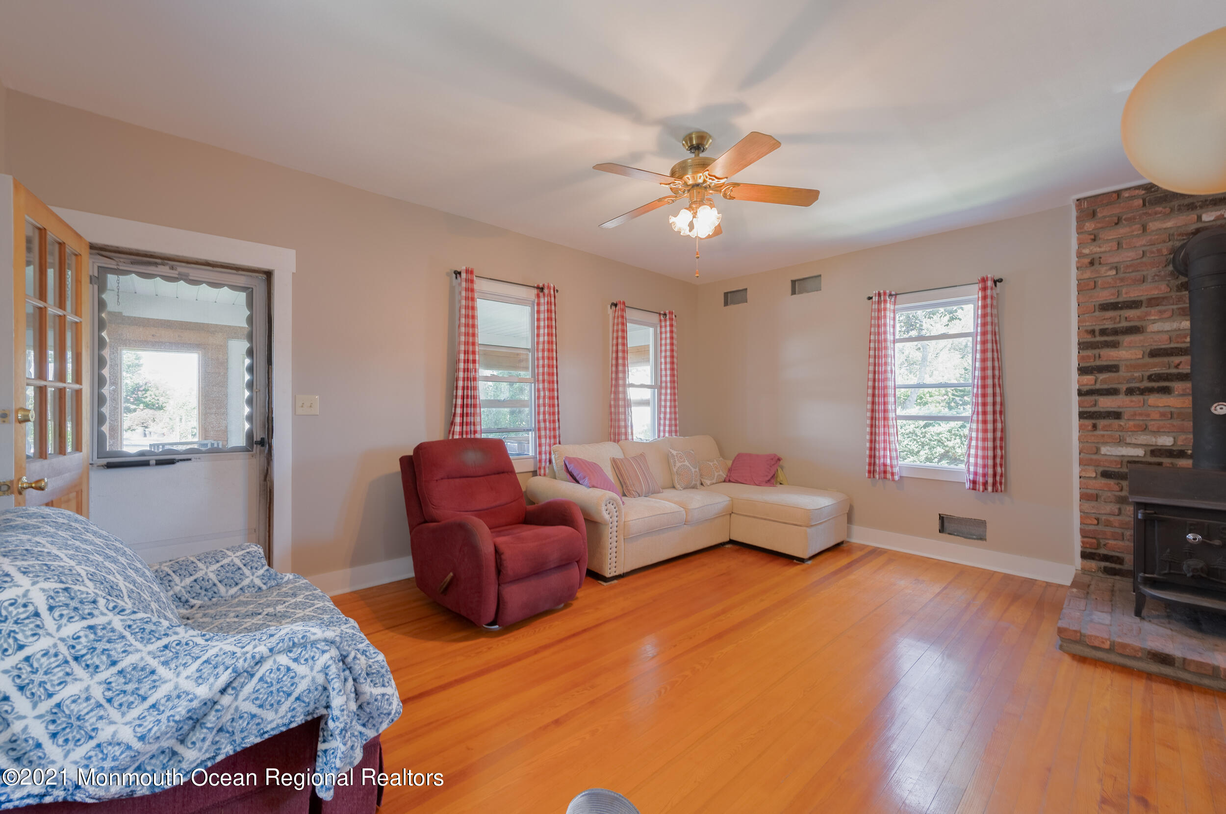804 Rue Avenue Point Pleasant, NJ 08742 - Photo 9 of 47 Living 2