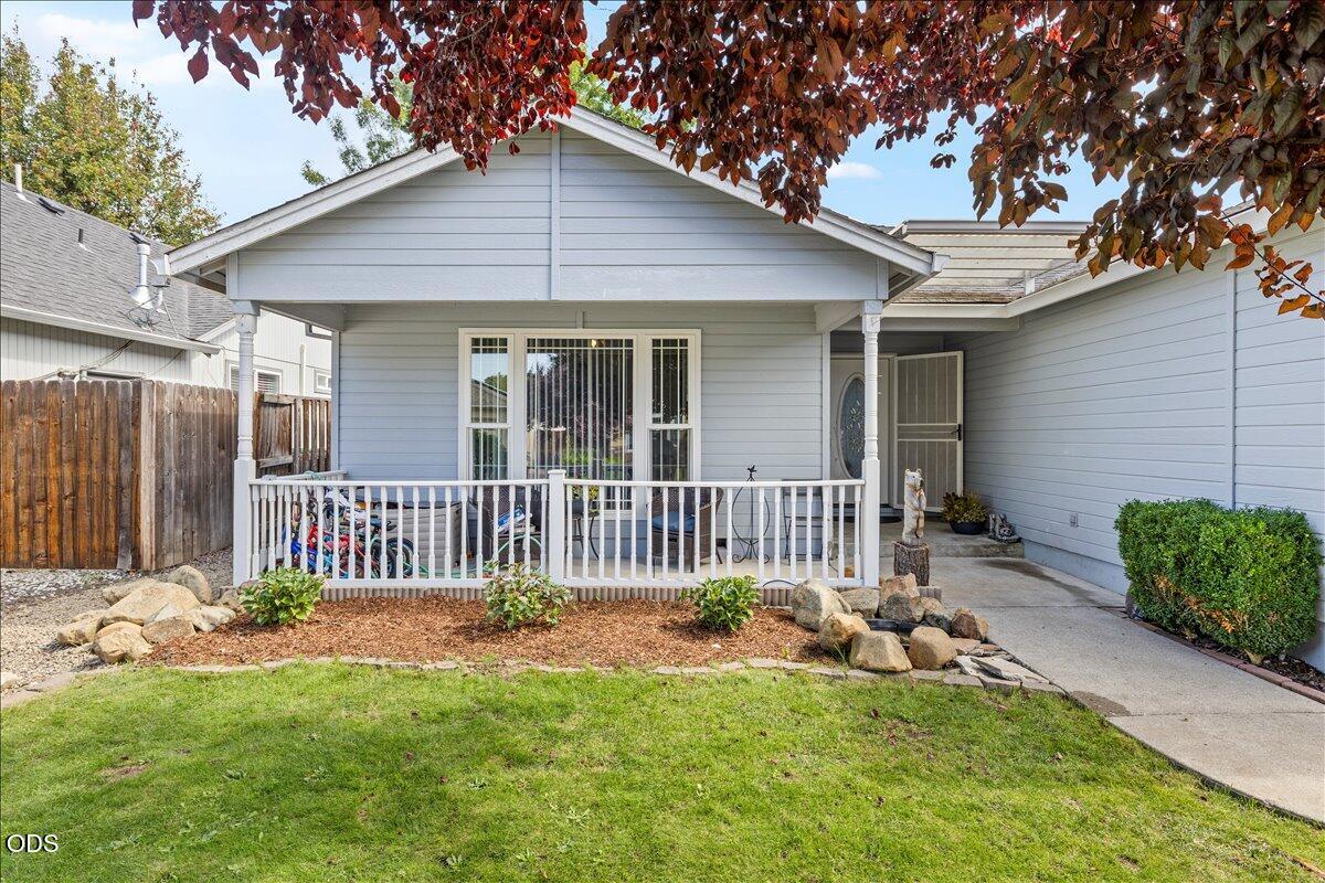1233 Pheasant Way Central Point, OR 97502 - Photo 3 of 22 Gallery Image 3