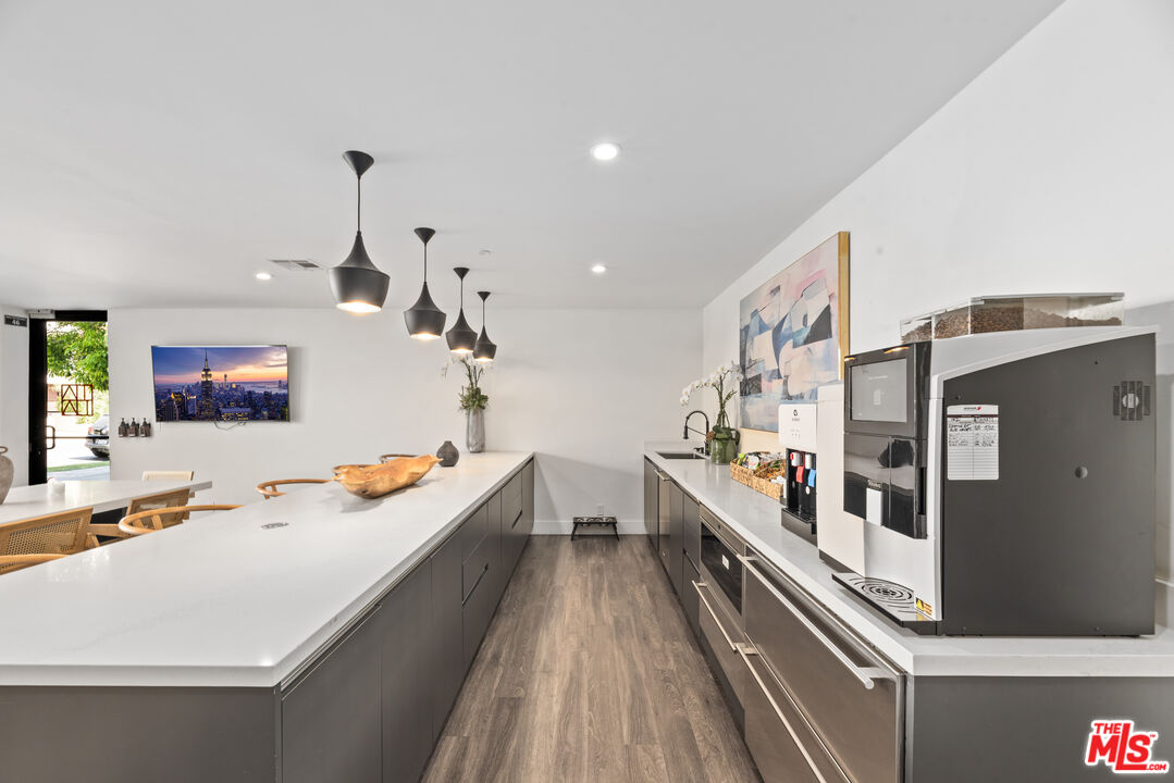 725 North Alfred Street, Unit 202 Los Angeles, CA 90069 - Photo 26 of 28 a very nice looking room with a large window