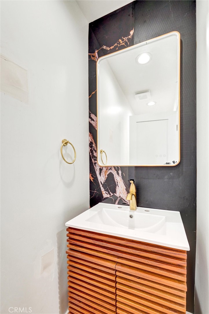 18106 Coltman Avenue Carson, CA 90746 - Photo 8 of 12 a bedroom with a bed and a mirror