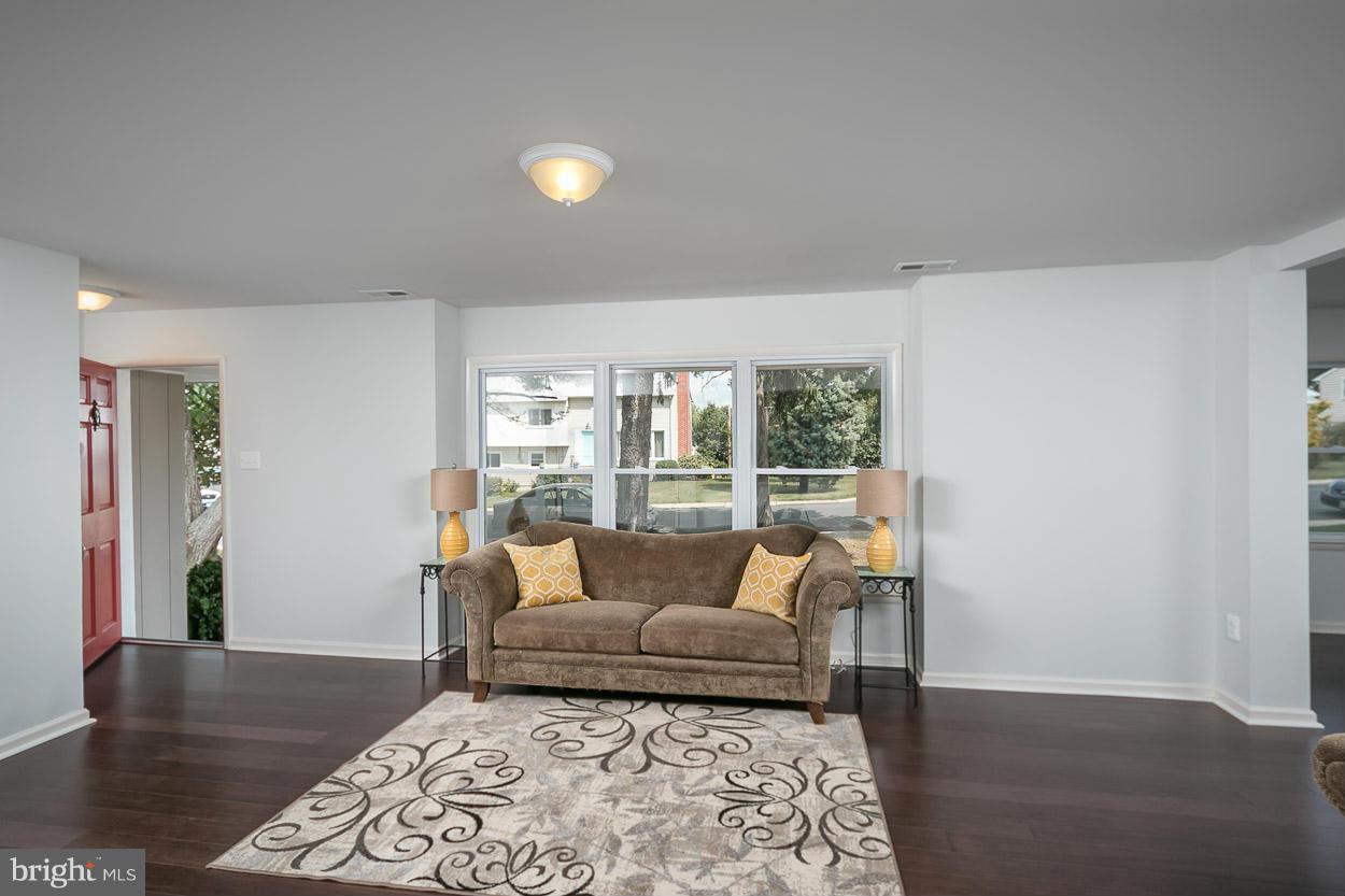 205 Mountain Road Linthicum, MD 21090 - Photo 8 of 26 Living Room