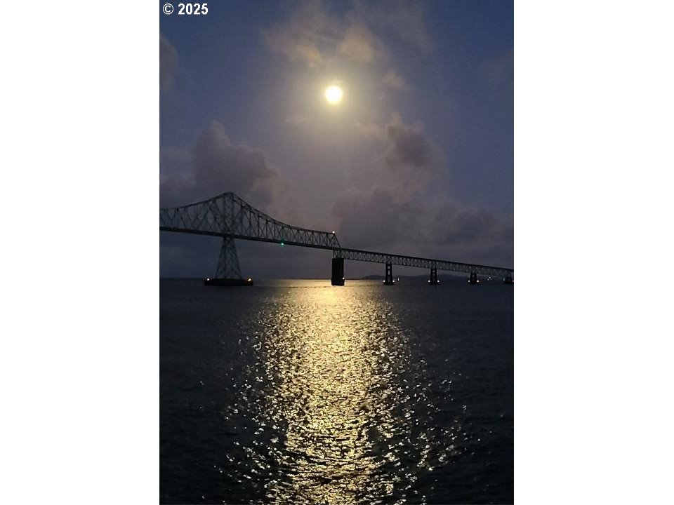 1 3rd Street, Unit 209 Astoria, OR 97103 - Photo 33 of 37 a picture of bathroom