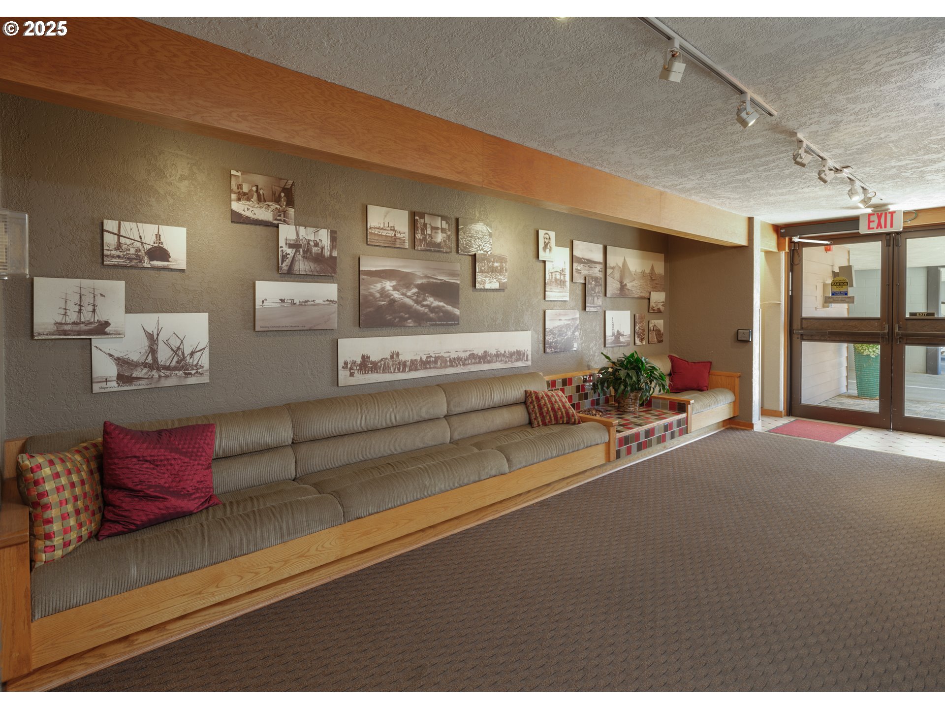 1 3rd Street, Unit 209 Astoria, OR 97103 - Photo 5 of 37 a living room with furniture and window
