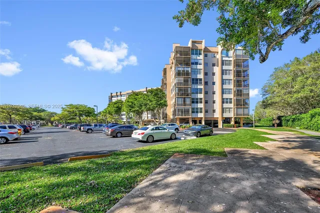 $268,000 | 1400 St Charles Place, Unit 323, Pembroke Pines, FL 33026