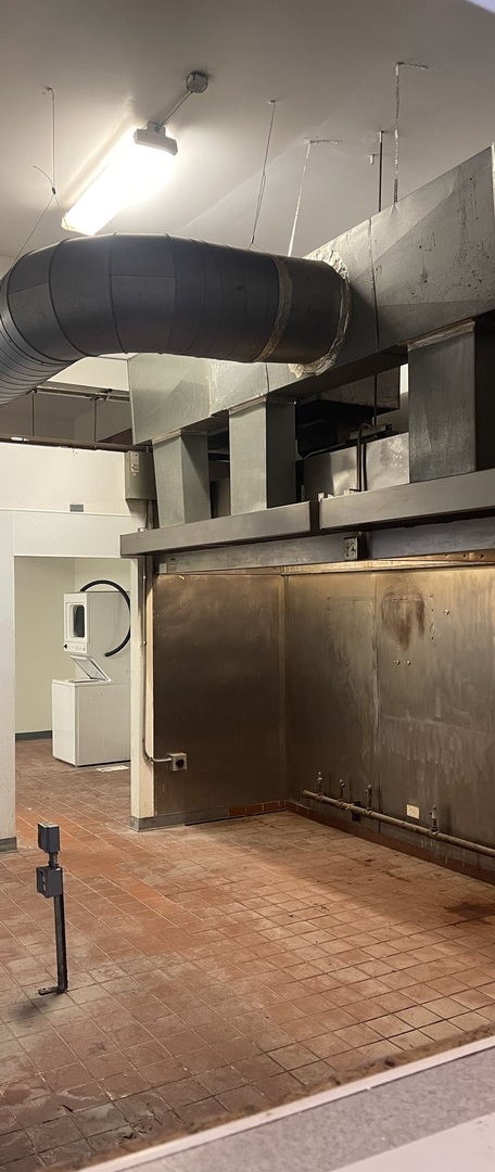 1625 North Halsted Street Chicago, IL 60614 - Photo 3 of 9 a view of a room with shelves