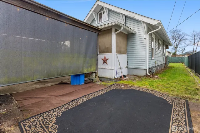 a view of a house with backyard and porch
