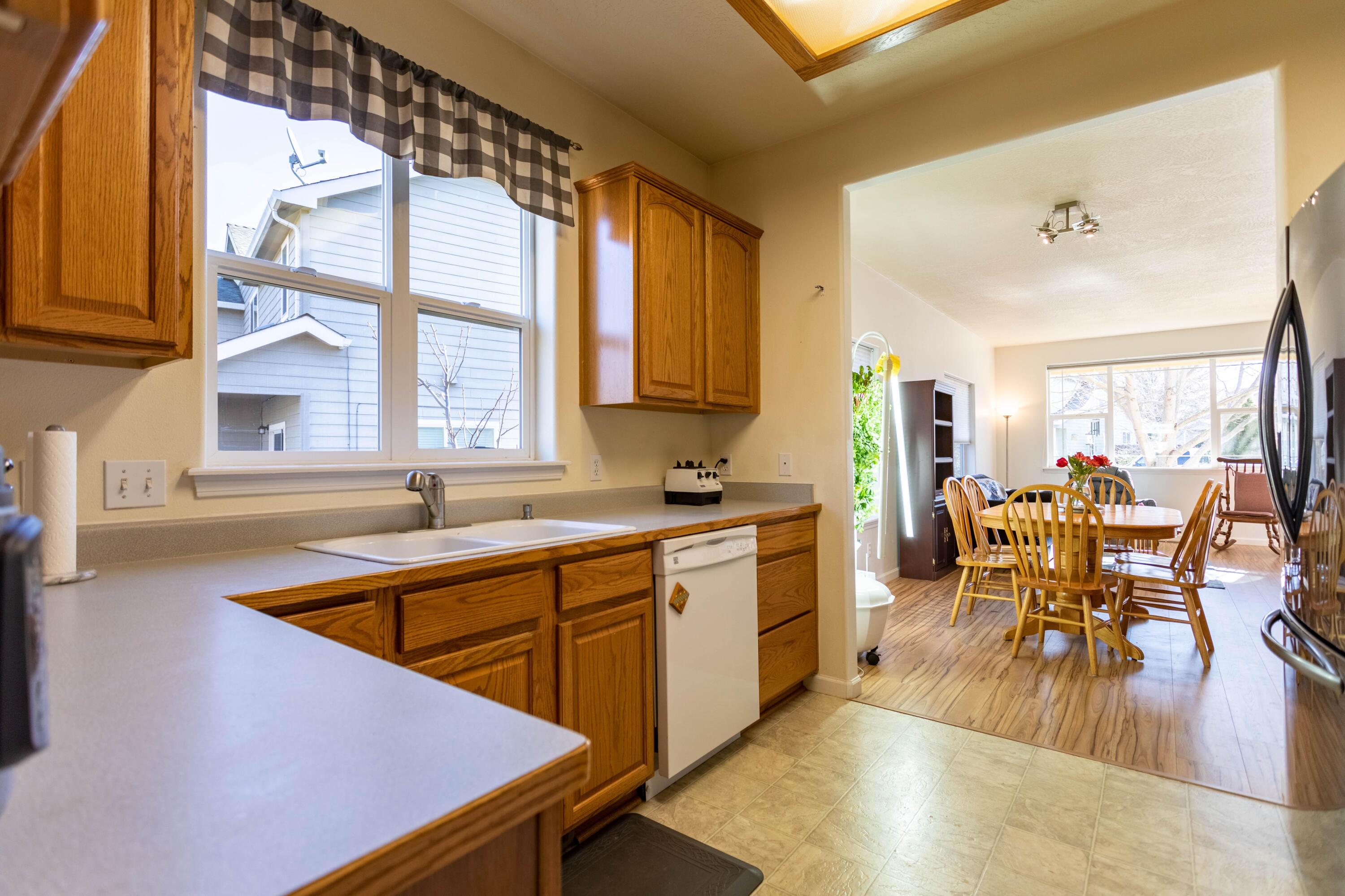 1012 Megan Lane Phoenix, OR 97535 - Photo 9 of 35 Kitchen