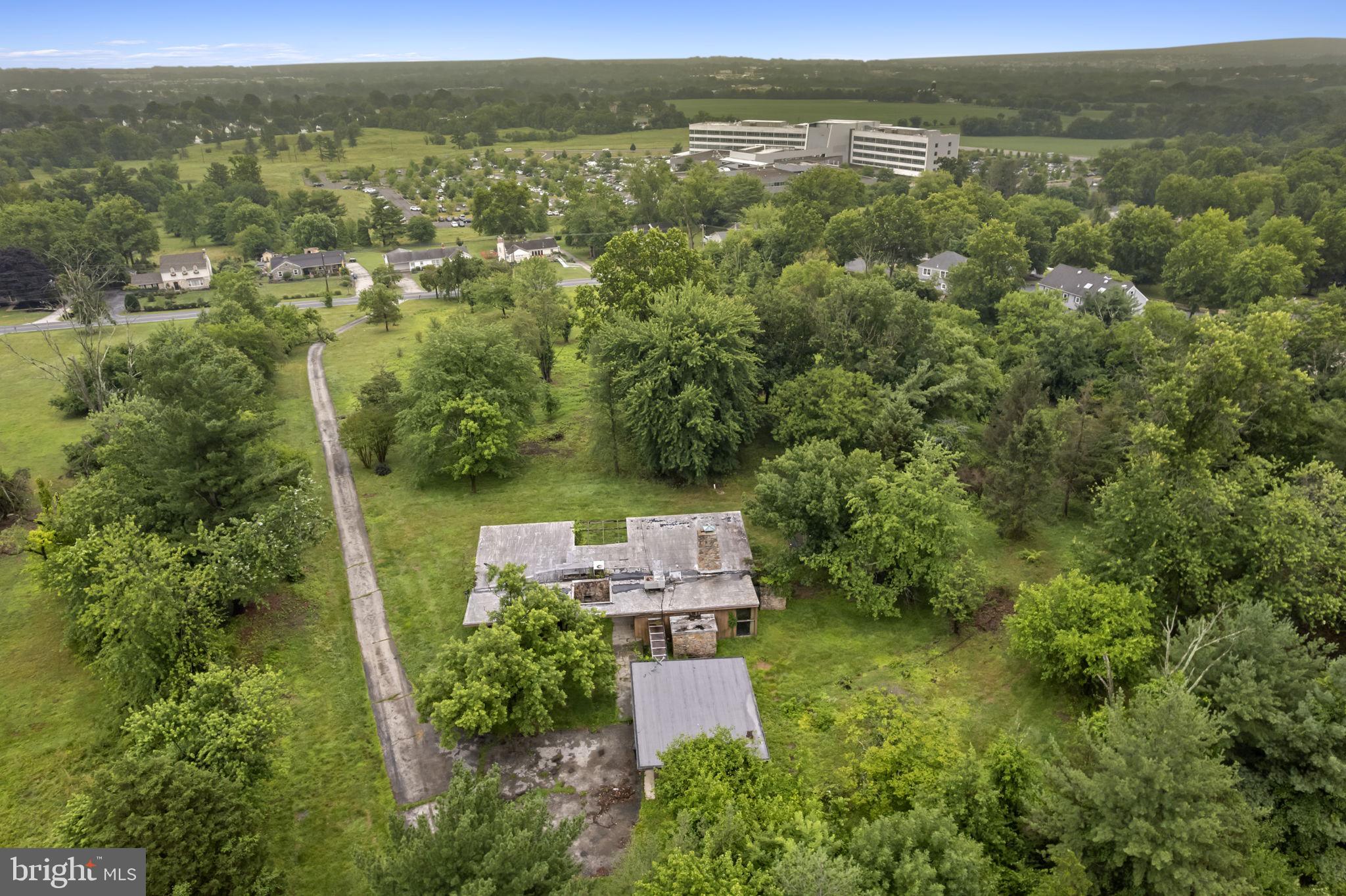 2935 Whitehall Road Norristown, PA 19403 - Photo 3 of 42
