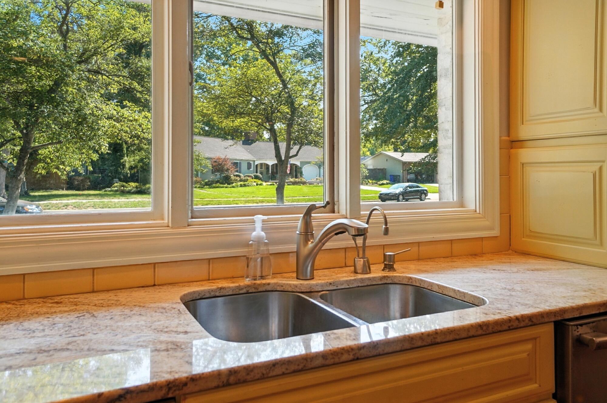 3885 Woodbridge Road Columbus, OH 43220 - Photo 32 of 158 031