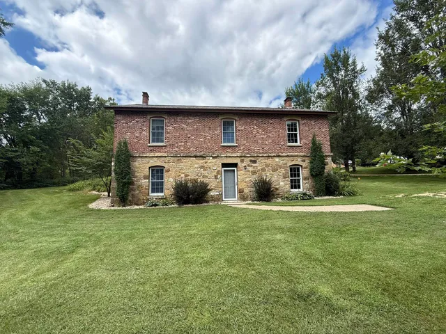 $499,900 | 143 Merry Christmas Lane, Mineral Point, WI 53565