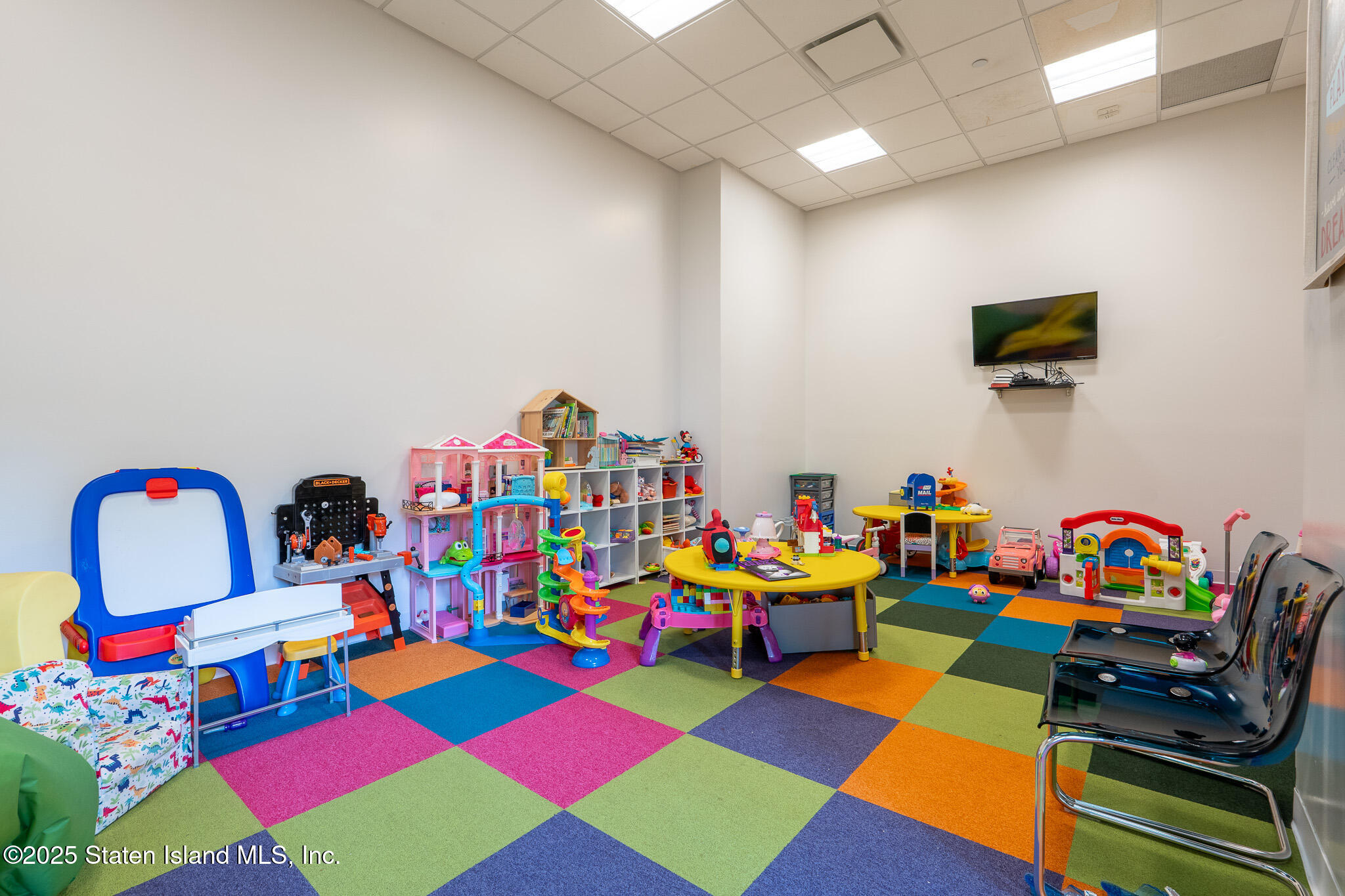 90 Bay Street Landing, Unit 1F Staten Island, NY 10301 - Photo 45 of 55 a room that has a couch and a table in it